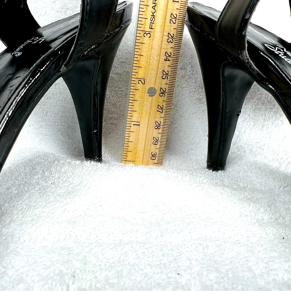 MADELINE STUART, black & white 3.5 inch heel. Elastic band with white button - Picture 7 of 8
